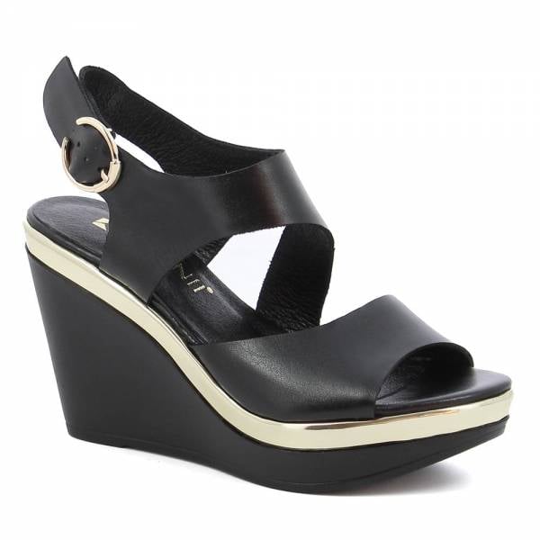 

Czarne sandały na koturnie CARINII B8806-E50-000-000-E46