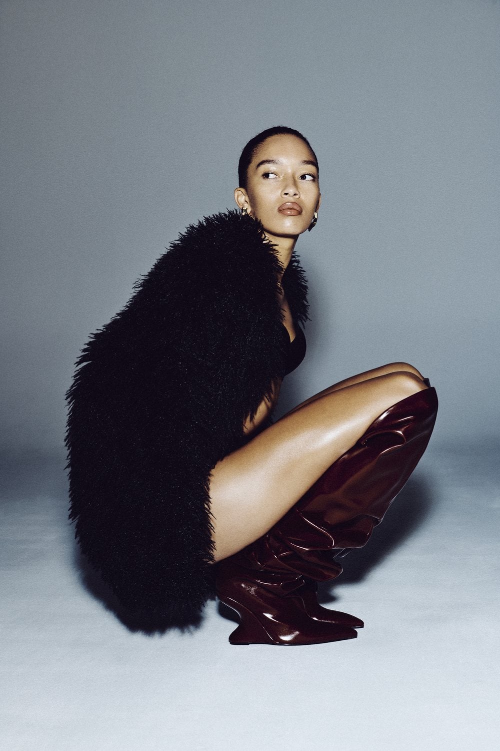 Zelie Over-The-Knee Boots — bordowe kozaki za kolano z marszczoną cholewką i rzeźbionym koturnem