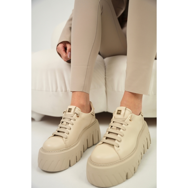 

Beżowe sneakersy na platformie CARINII B10076-T43-000-000-G75