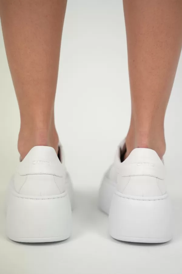Zobacz Białe sneakersy z ozdobną blaszką CARINII--B10297-L46-000-000-G23