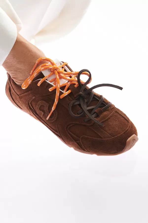 Zobacz Brązowe sneakersy zamszowe CARINII--B10342-B66-000-000-000