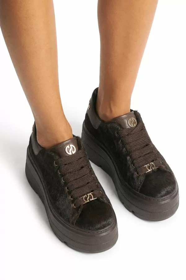Zobacz Brązowe sneakersy z naturalnym włosiem CARINII--B10464-T86-000-000-G36