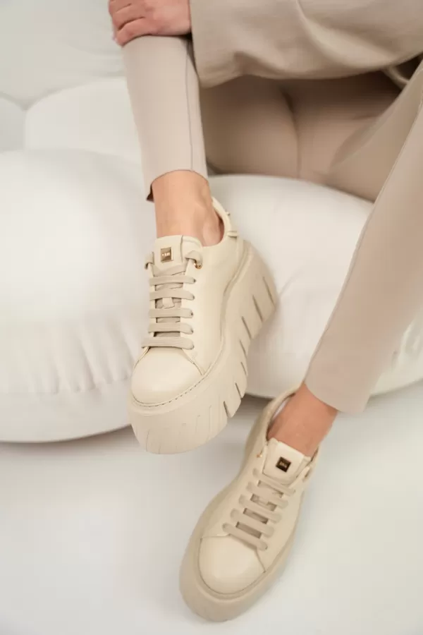 Zobacz Beżowe sneakersy na platformie CARINII--B10076-T43-000-000-G75