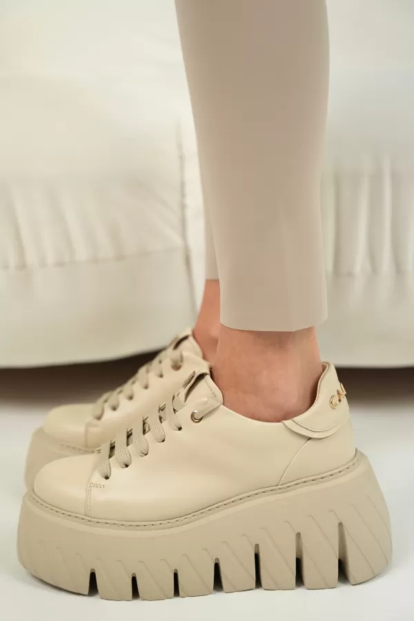 Zobacz Beżowe sneakersy na platformie CARINII--B10076-T43-000-000-G75