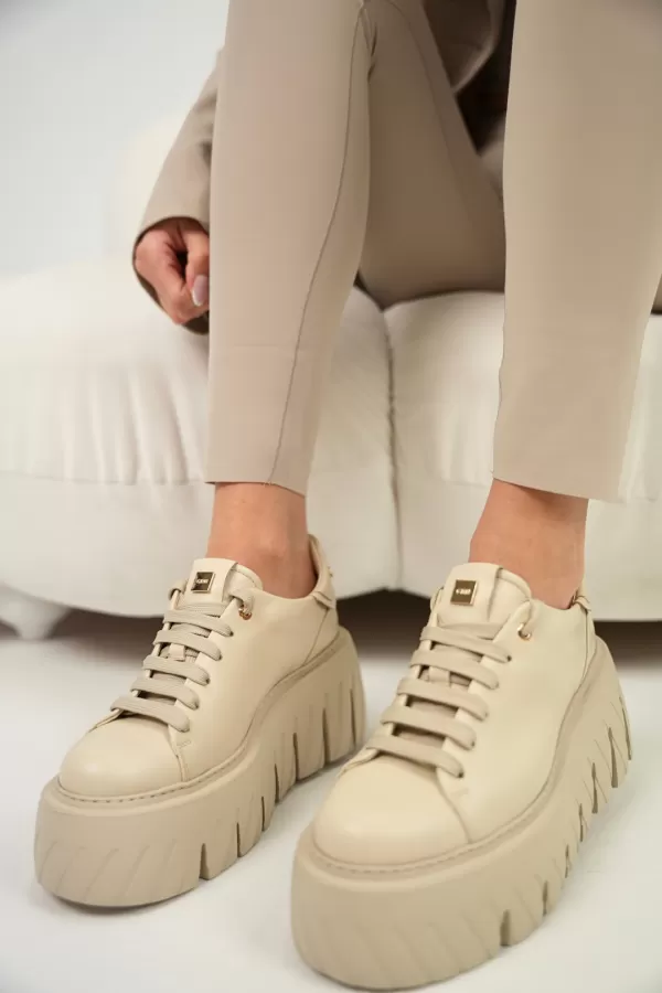 Zobacz Beżowe sneakersy na platformie CARINII--B10076-T43-000-000-G75