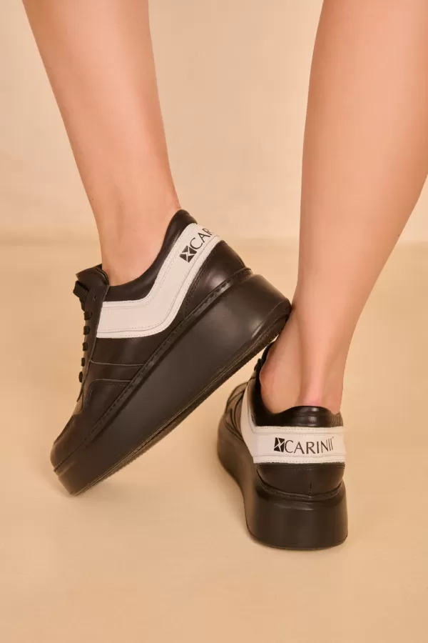 Zobacz Czarne sneakersy skórzane CARINII--B9052-E50-I81-000-F69