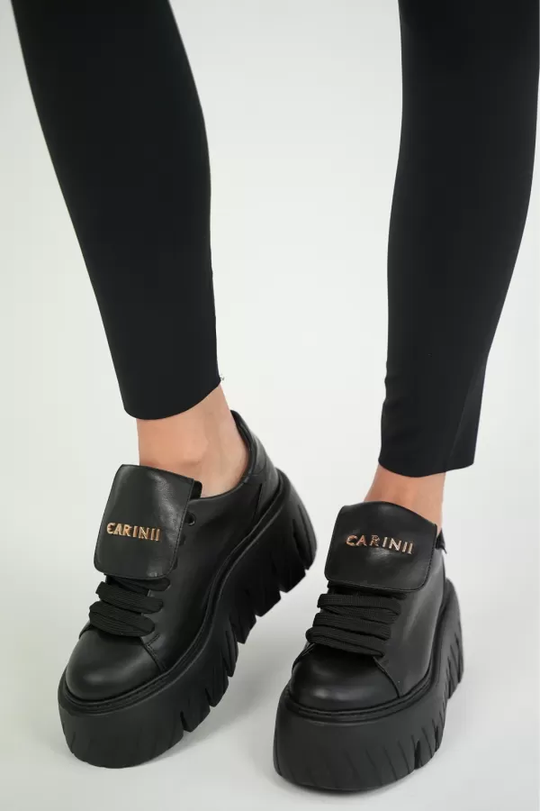 Zobacz Modne czarne sneakersy na platromie CARINII--B10274-E50-000-000-000