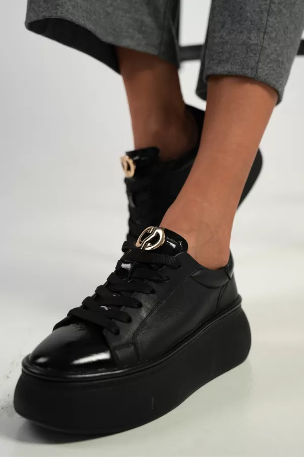 Zobacz Czarne sneakersy lakierowane CARINII--B10223-E50-000-000-000