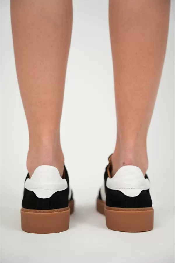 Zobacz Czarne sneakersy zamszowe CARINII--B10330-063-L46-000-000