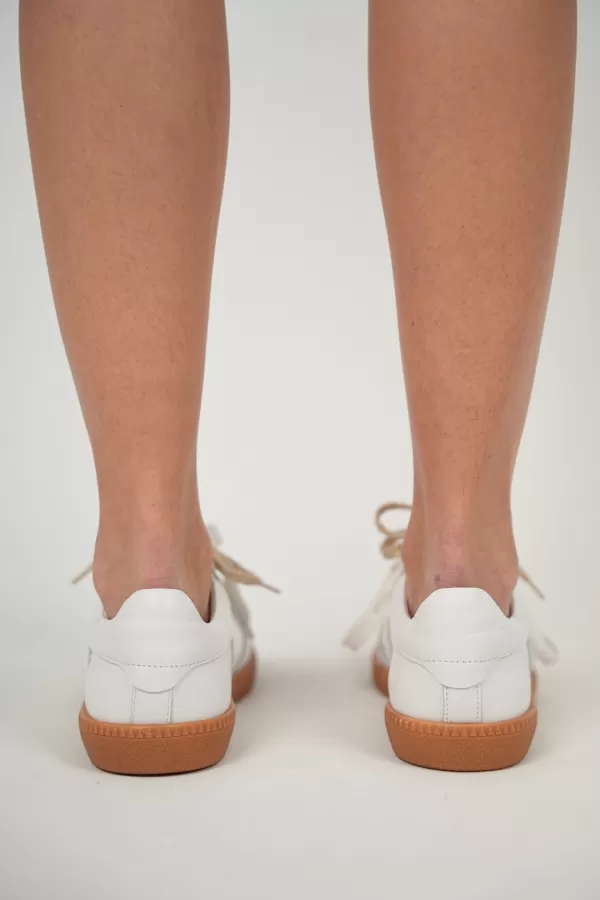 Zobacz Białe sneakersy skórzane CARINII--B10331-L46-000-000-000