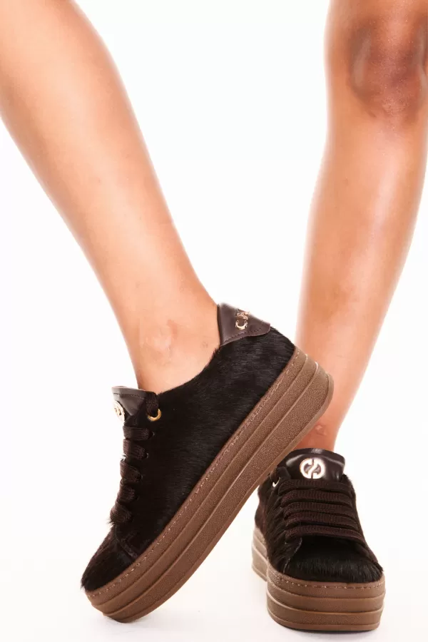 Zobacz Brazowe sneakersy z naturalnym włosiem CARINII--B10466-T86-000-000-G74