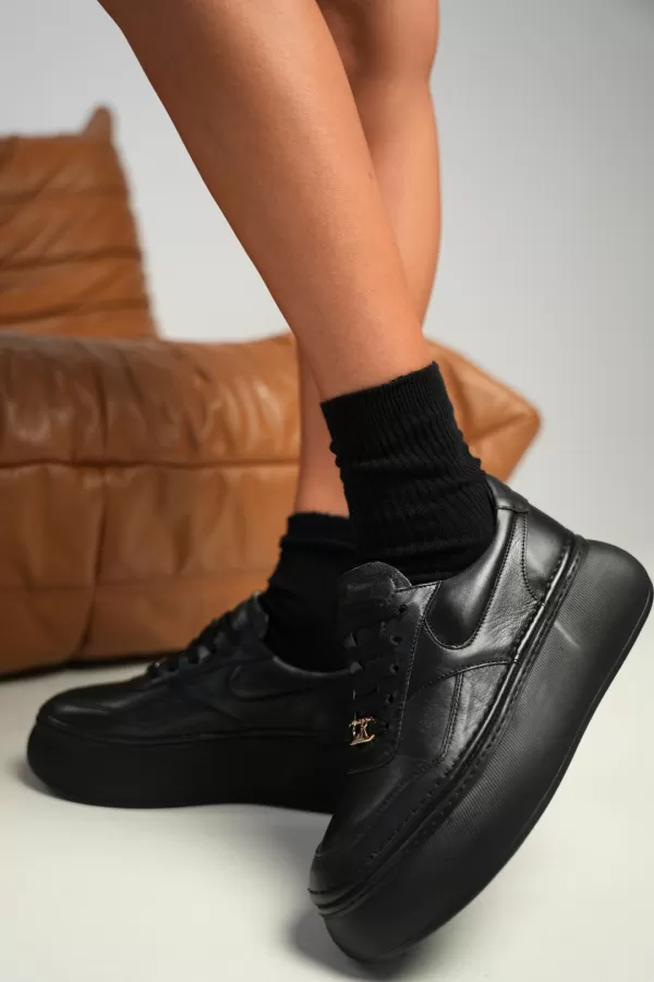Zobacz Czarne sneakersy damskie CARINII--B9972-353-000-000-000