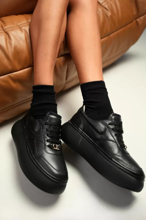 Zobacz Czarne sneakersy damskie CARINII--B9972-353-000-000-000