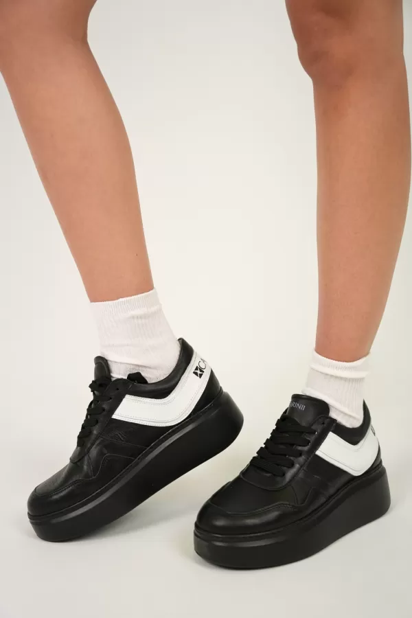 Zobacz Czarne sneakersy skórzane CARINII--B9052-E50-I81-000-F69