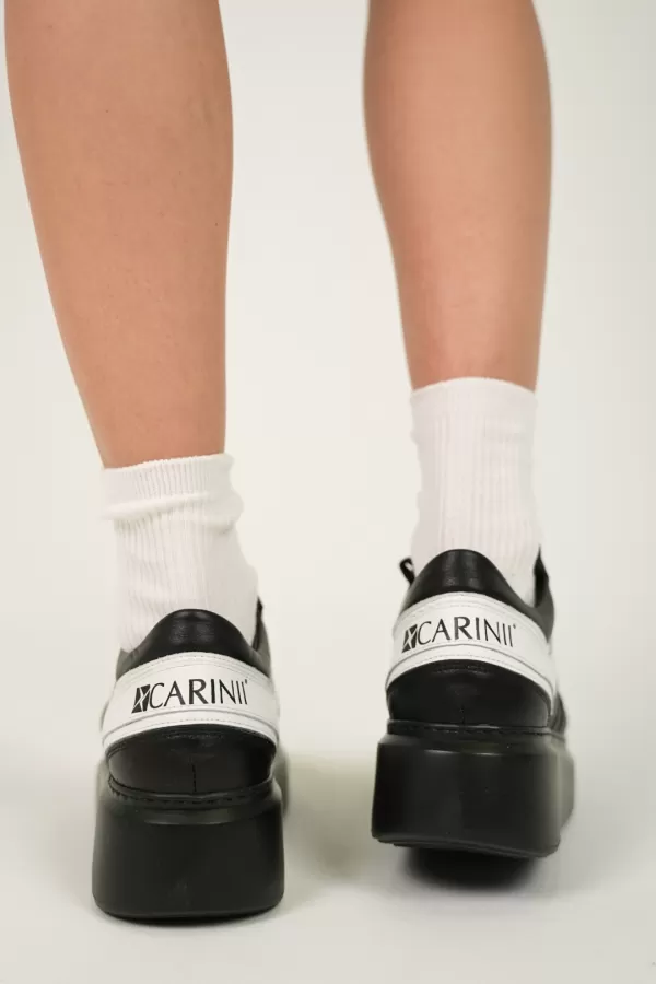 Zobacz Czarne sneakersy skórzane CARINII--B9052-E50-I81-000-F69
