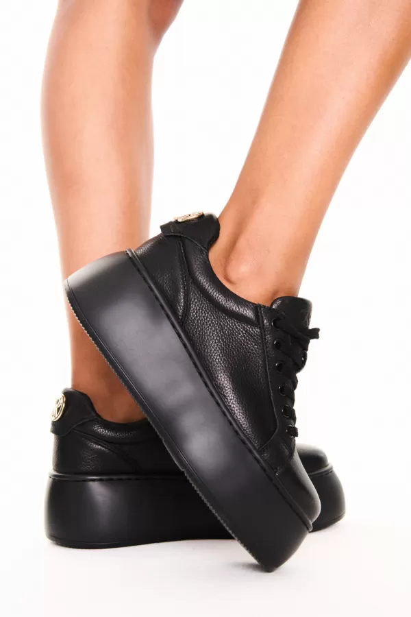 Zobacz Czarne sneakersy skórzane CARINII--B9040-J23-000-000-G23