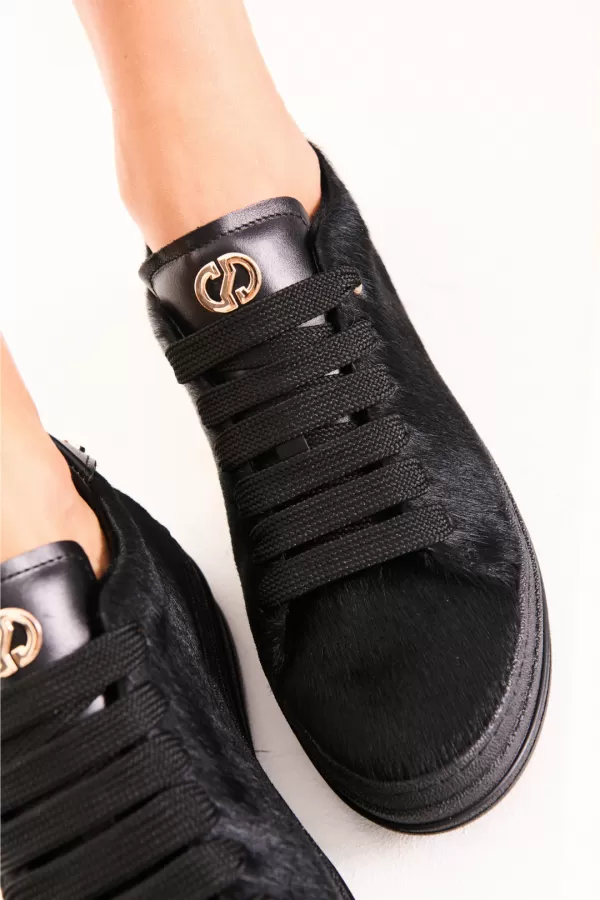 Zobacz Czarne sneakersy z naturalnym włosiem CARINII--B10466-T85-000-000-G74