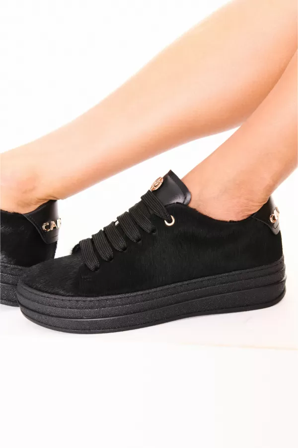 Zobacz Czarne sneakersy z naturalnym włosiem CARINII--B10466-T85-000-000-G74