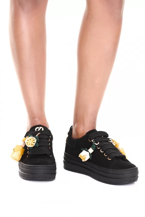 Zobacz Czarne sneakersy zamszowe CARINII--B10465-H20-000-000-G74