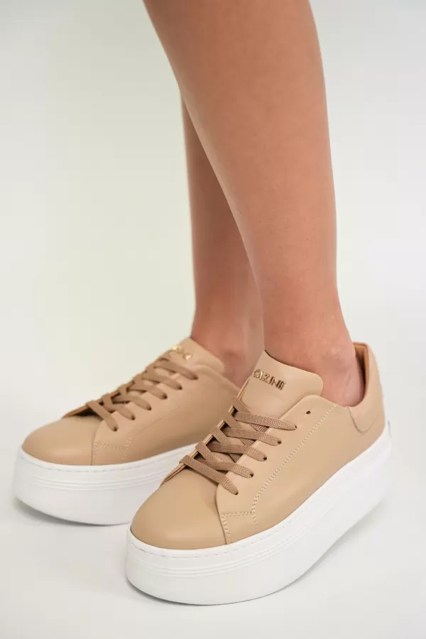 Zobacz Beżowe sneakersy skórzane z ozdobą CARINII--B10333-491-000-000-000