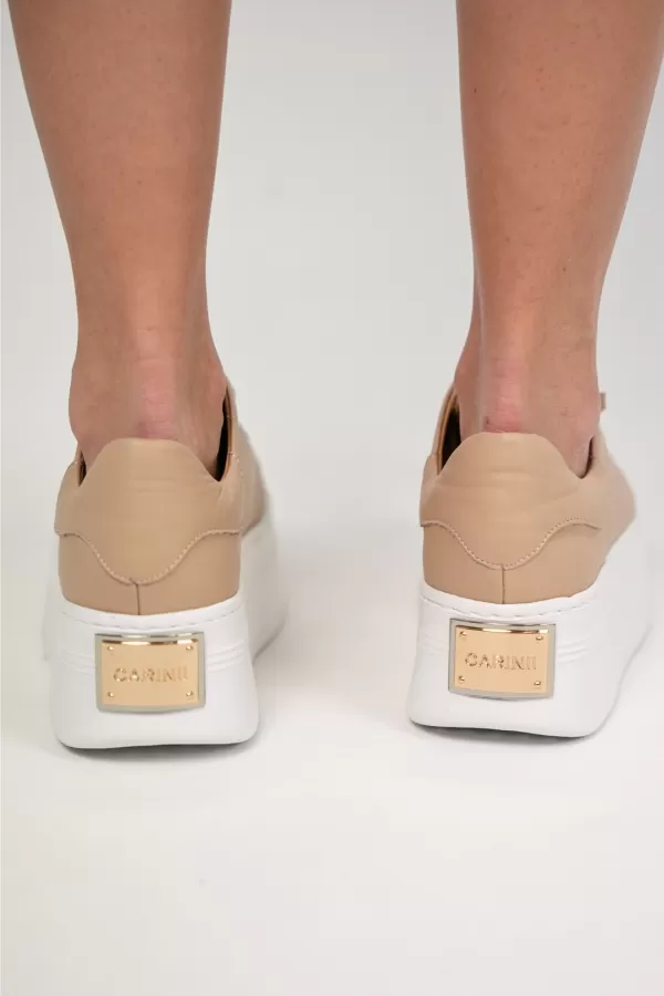 Zobacz Beżowe sneakersy skórzane z ozdobą CARINII--B10333-491-000-000-000