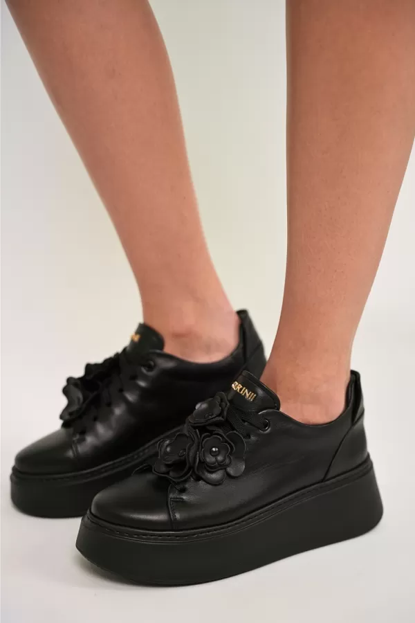 Zobacz Czarne sneakersy z ozdobą CARINII--B10025-E50-000-000-F69