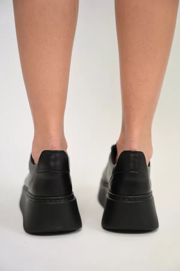 Zobacz Czarne sneakersy z ozdobą CARINII--B10025-E50-000-000-F69