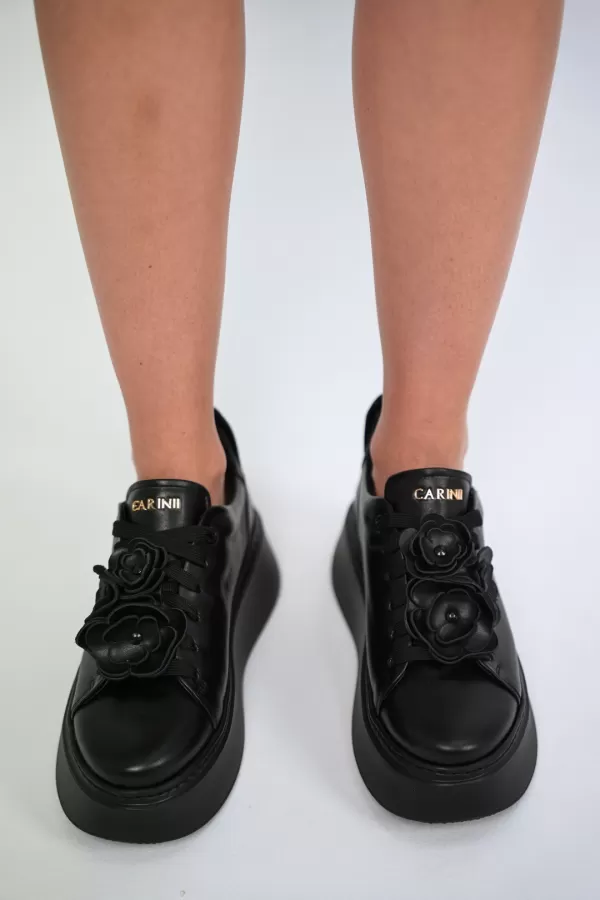 Zobacz Czarne sneakersy z ozdobą CARINII--B10025-E50-000-000-F69