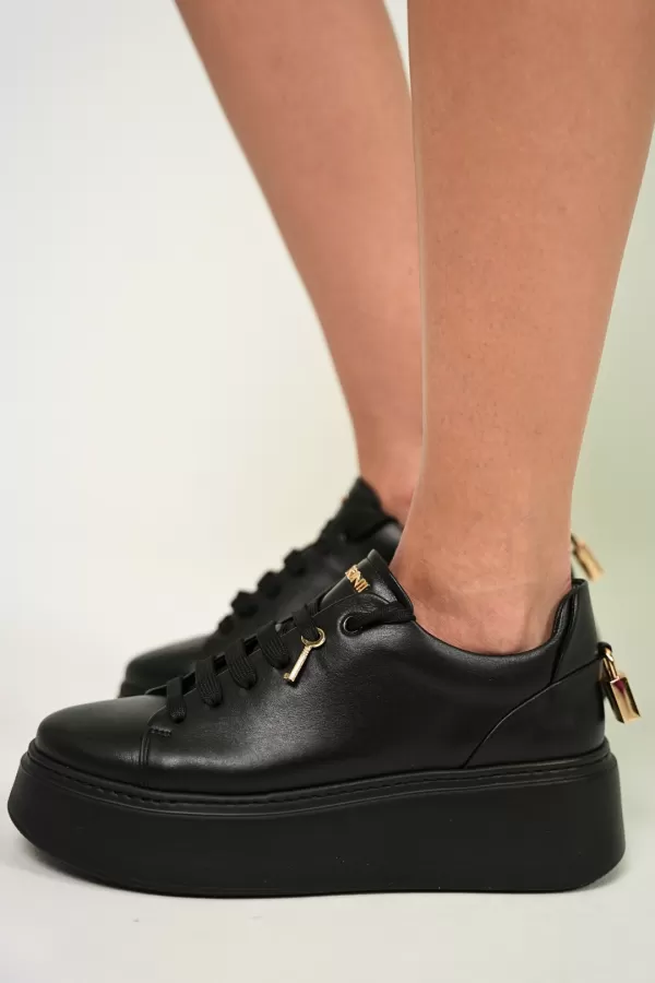 Zobacz Czarne sneakersy na platformie CARINII--B9580-E50-000-000-F69