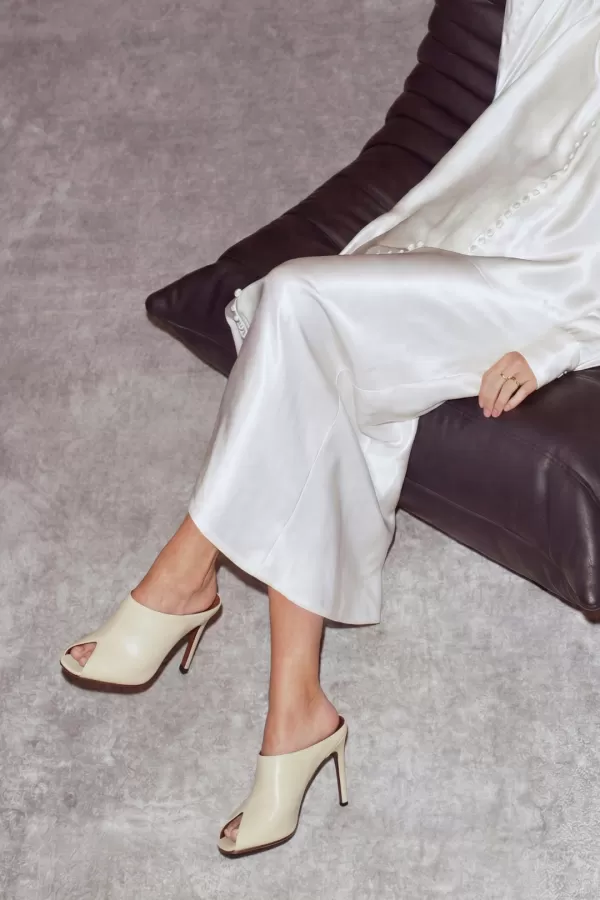 Zobacz Klapki MAGDA PIECZONKA x CARINII w kolorze off white CARINII--B10616-T80-000-000-LT1