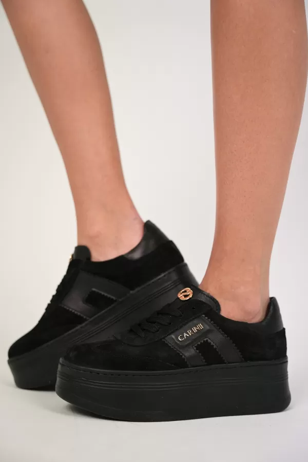 Zobacz Czarne sneakersy zamszowe CARINII--B9992-E50-H20-000-G73