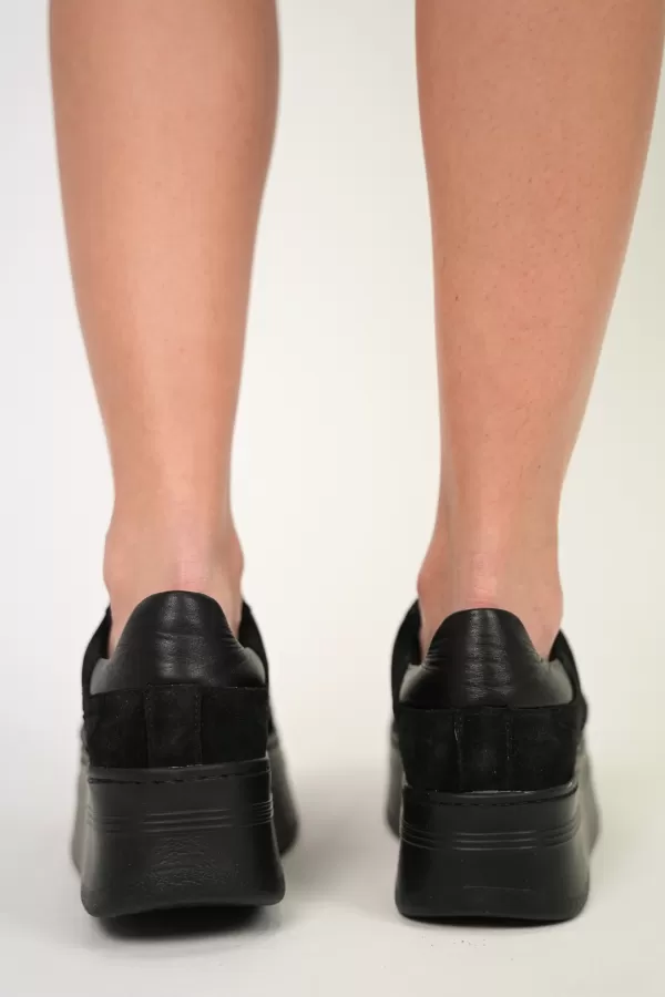 Zobacz Czarne sneakersy zamszowe CARINII--B9992-E50-H20-000-G73