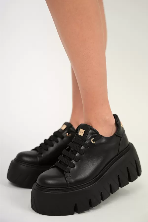 Zobacz Czarne sneakersy na platformie CARINII--B10076-E50-000-000-000