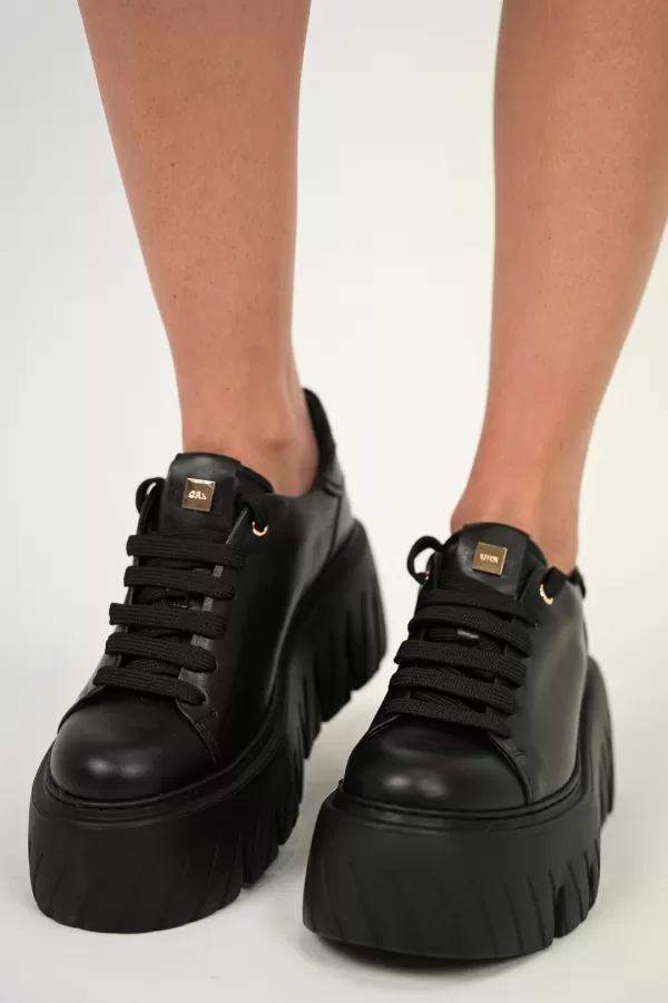 Zobacz Czarne sneakersy na platformie CARINII--B10076-E50-000-000-000