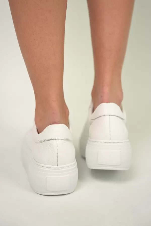 Zobacz Białe sneakersy skórzane CARINII--B10329-L46-000-000-000