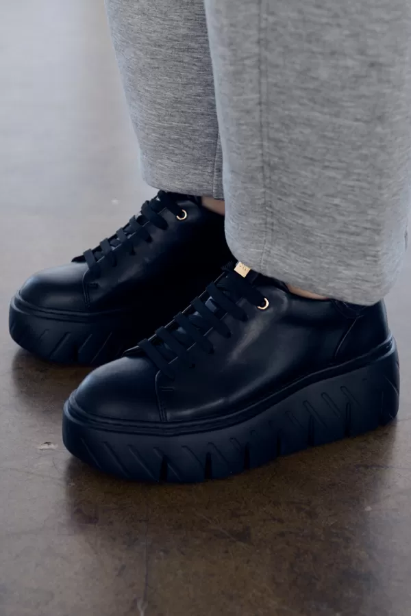 Zobacz Czarne sneakersy na platformie CARINII--B10076-E50-000-000-000