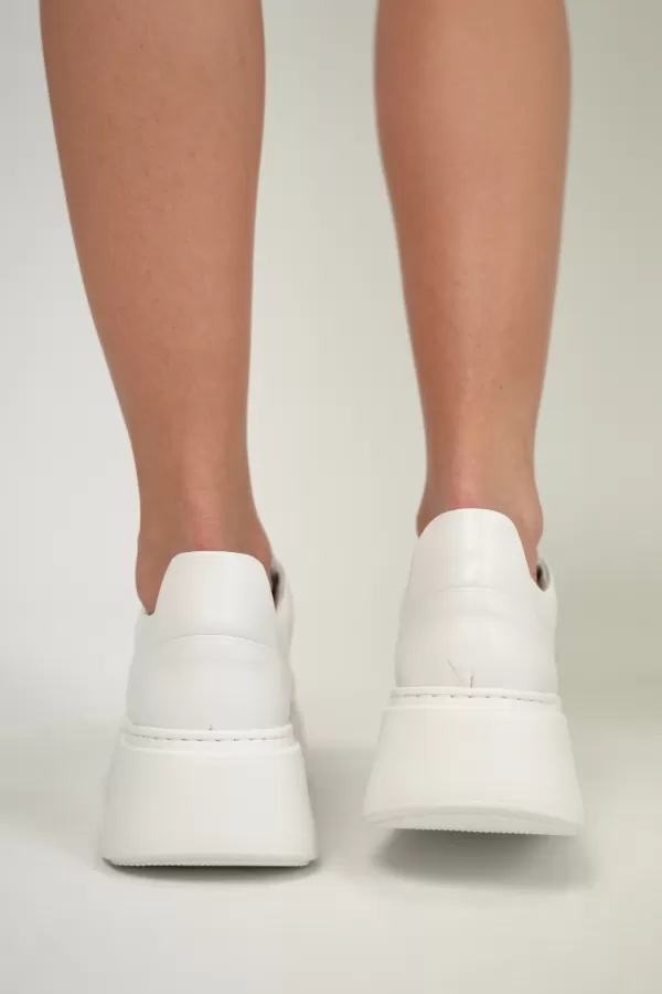 Zobacz Białe sneakersy z ozdobą CARINII--B10025-I81-000-000-F69