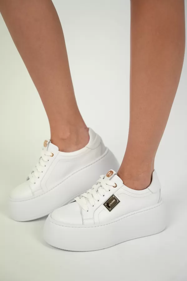 Zobacz Białe sneakersy z ozdobną blaszką CARINII--B10297-L46-000-000-G23