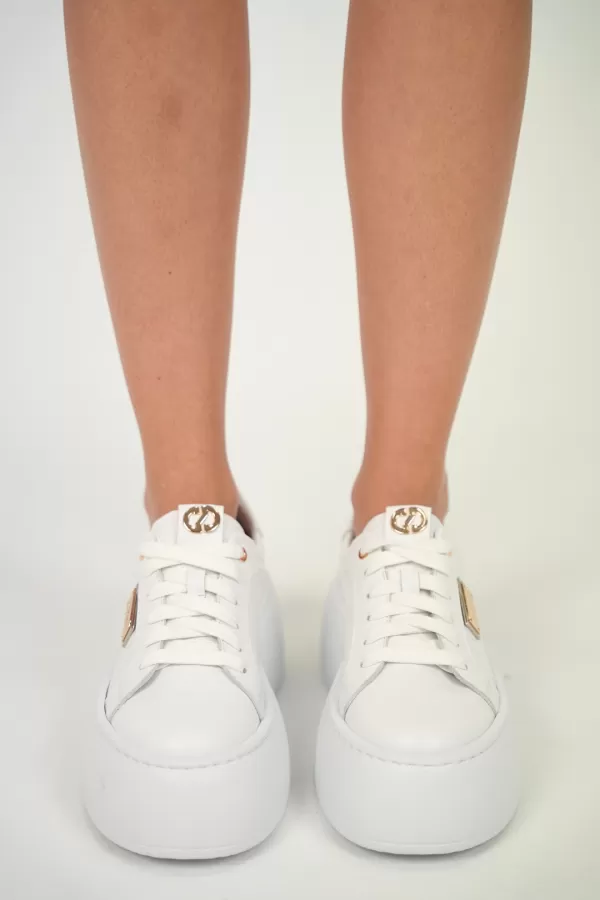 Zobacz Białe sneakersy z ozdobną blaszką CARINII--B10297-L46-000-000-G23