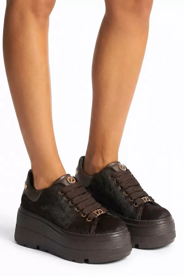 Zobacz Brązowe sneakersy z naturalnym włosiem CARINII--B10464-T86-000-000-G36