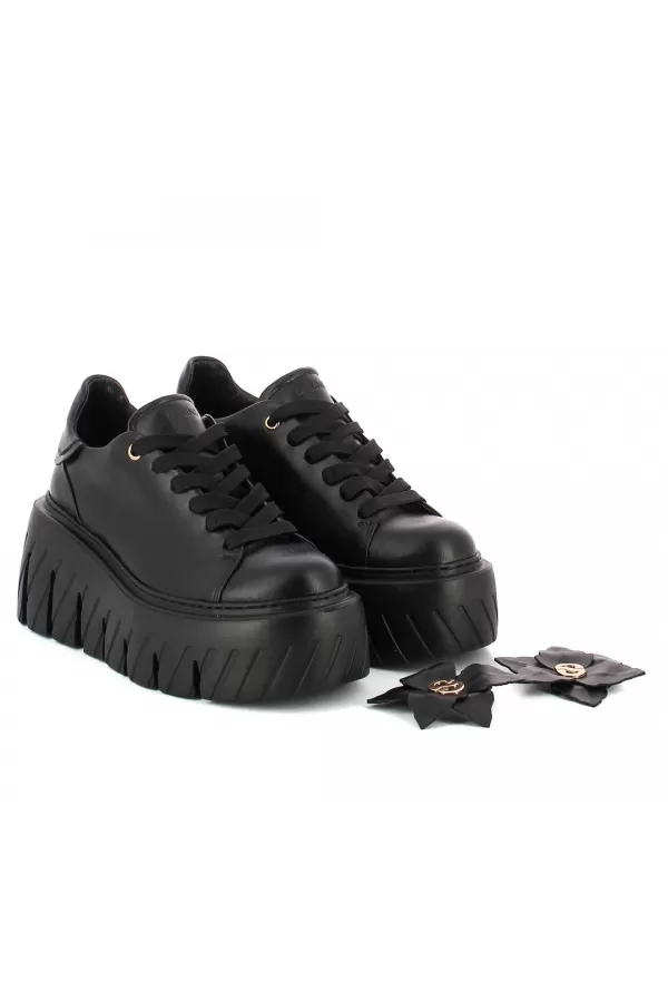 Zobacz Czarne skórzane sneakersy CARINII--B10306-E50-000-000-G75