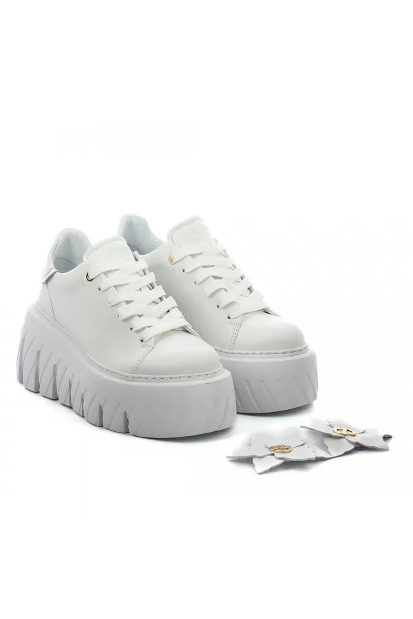 Zobacz Białe skórzane sneakersy CARINII--B10306-L46-000-000-G75
