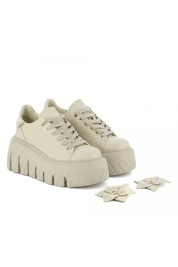 Zobacz Beżowe skórzane sneakersy CARINII--B10306-T43-000-000-G75