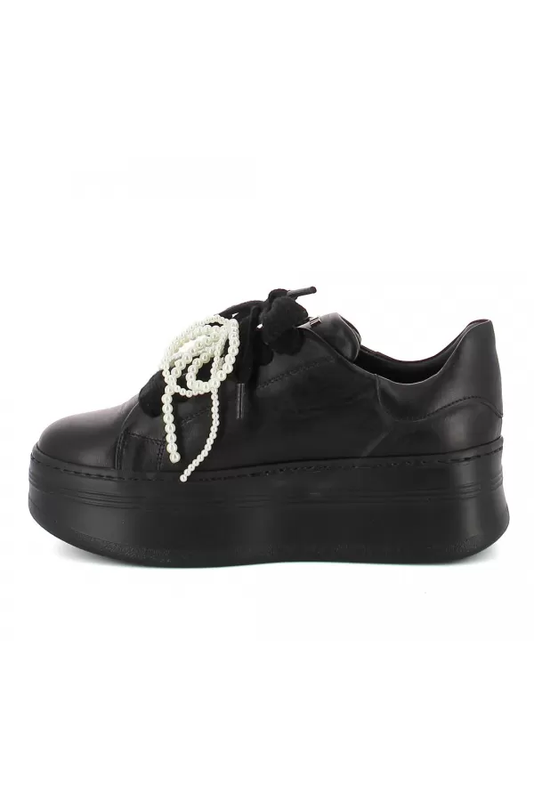 Zobacz Czarne sneakersy z kokardą CARINII--B10341-E50-000-000-000