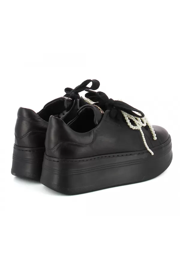 Zobacz Czarne sneakersy z kokardą CARINII--B10341-E50-000-000-000