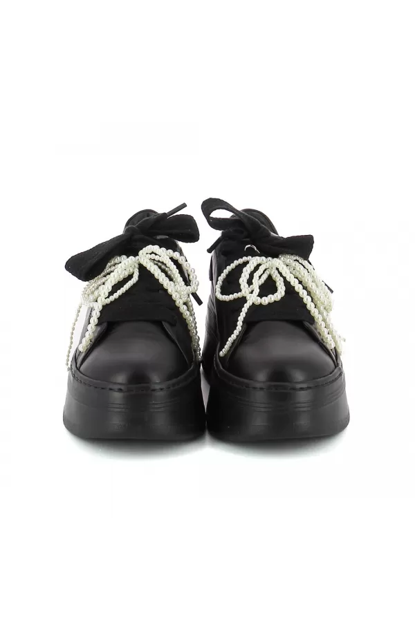 Zobacz Czarne sneakersy z kokardą CARINII--B10341-E50-000-000-000
