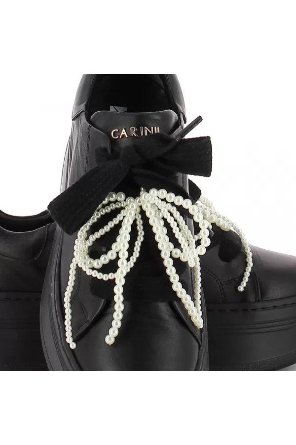 Zobacz Czarne sneakersy z kokardą CARINII--B10341-E50-000-000-000