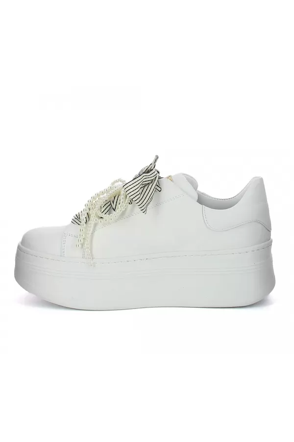 Zobacz Białe sneakersy z kokardą CARINII--B10341-L46-000-000-000