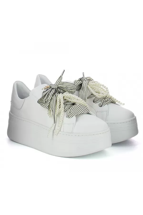 Zobacz Białe sneakersy z kokardą CARINII--B10341-L46-000-000-000