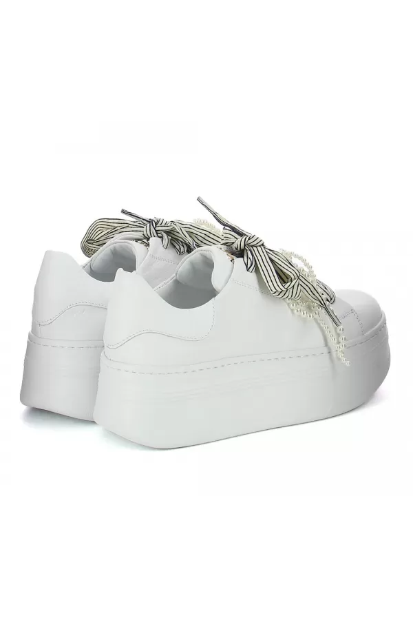 Zobacz Białe sneakersy z kokardą CARINII--B10341-L46-000-000-000